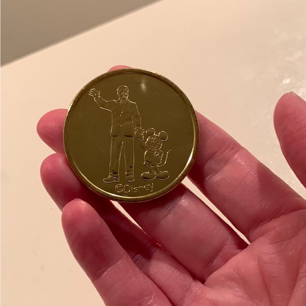🆕 Disney Magic Key Memorable Collectable Coin - Walt & Mickey